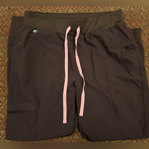 Figs jogger scrub pants in dark Fig *LIMITED EDITION COLOR* - Picture 4 of 4